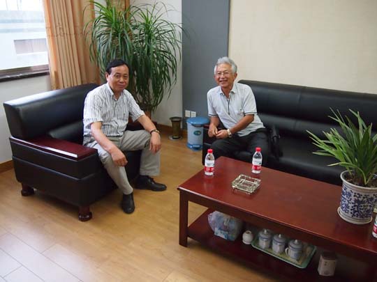 滞在中は、寧波市藺草経済連合会の　方　明法会長とも 懇談をいたしました。