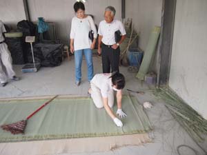 染土が落ちないよう手袋をはめての最終仕上げ作業